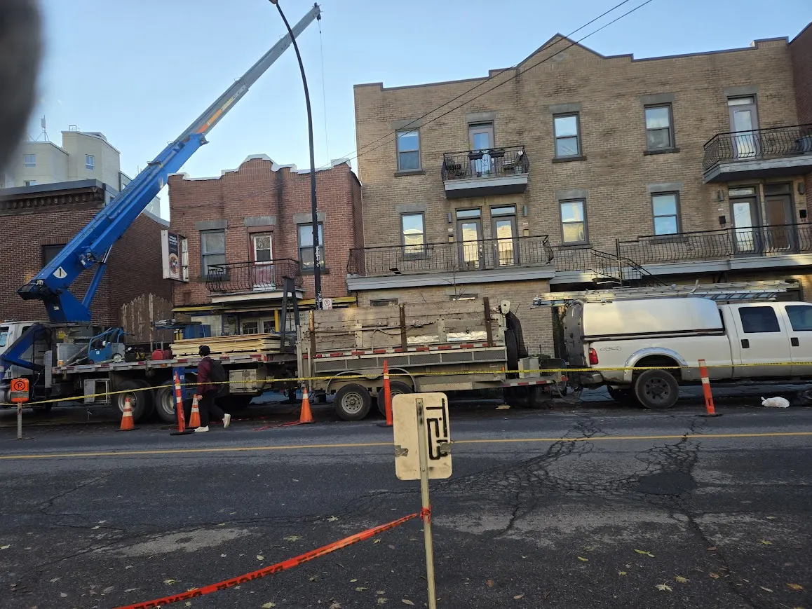 Équipe Toiture Direct avec grue sur chantier d'urgence