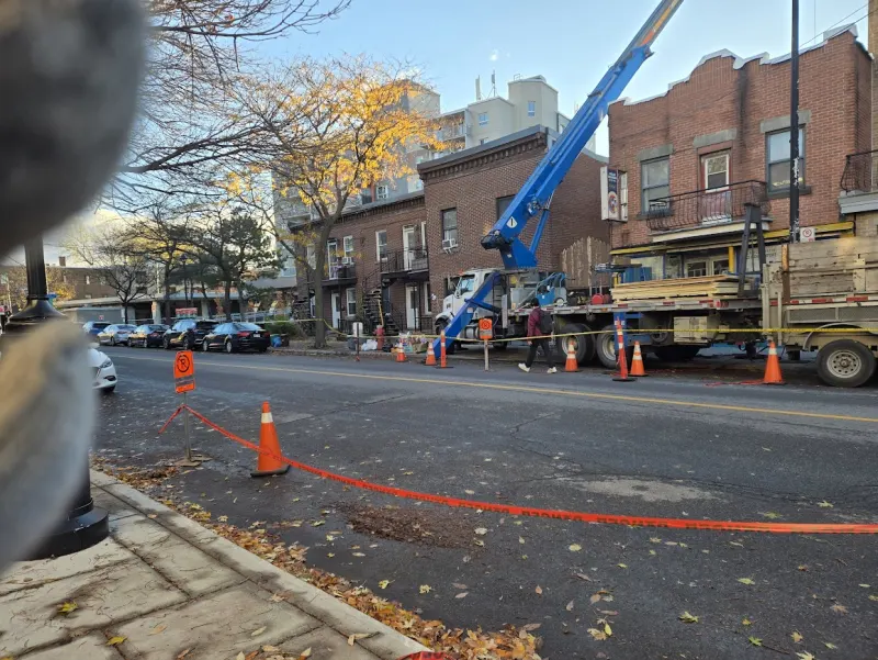 Chantier sécurisé avec grue et équipe