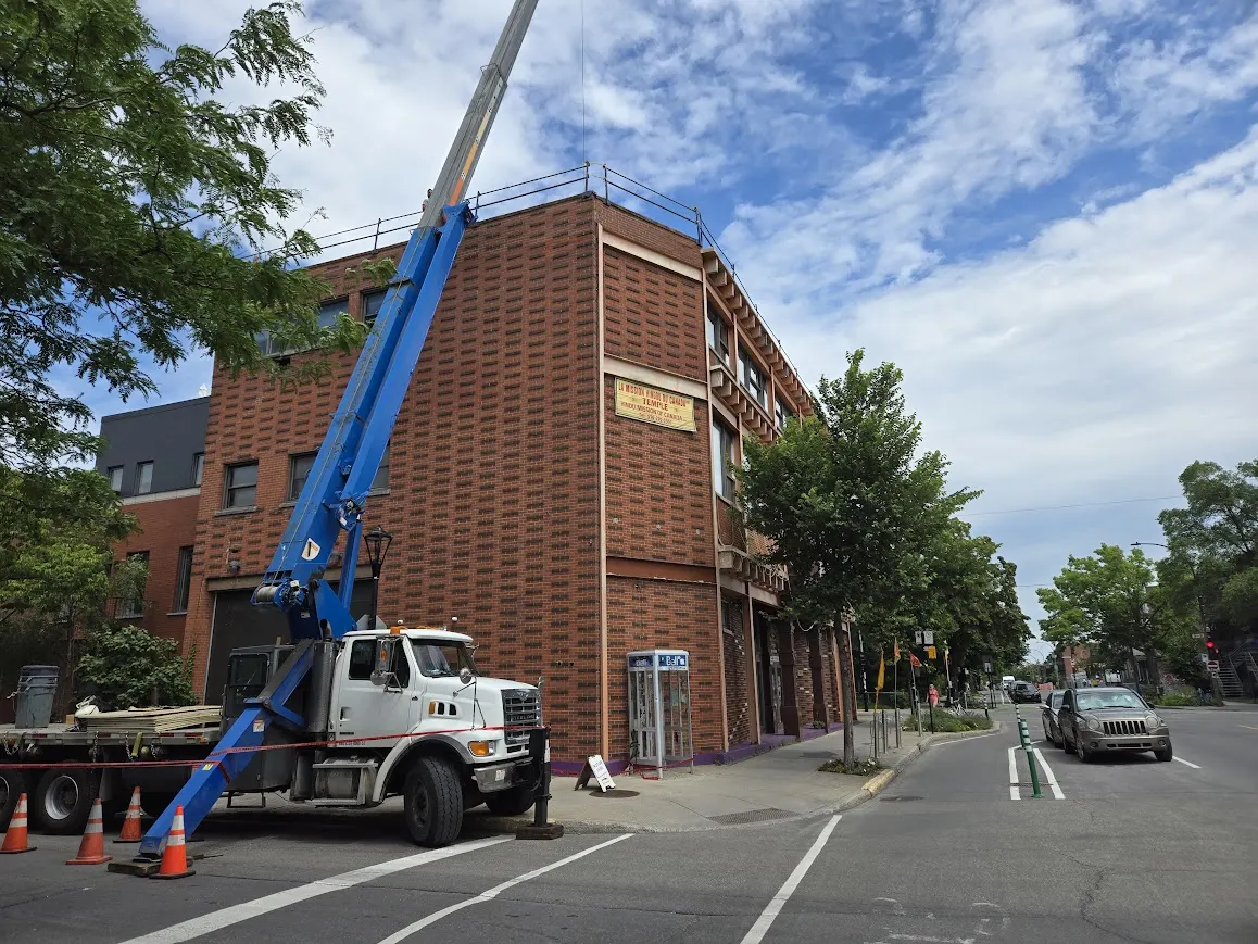 Installation toiture plate commerciale Montréal avec grue