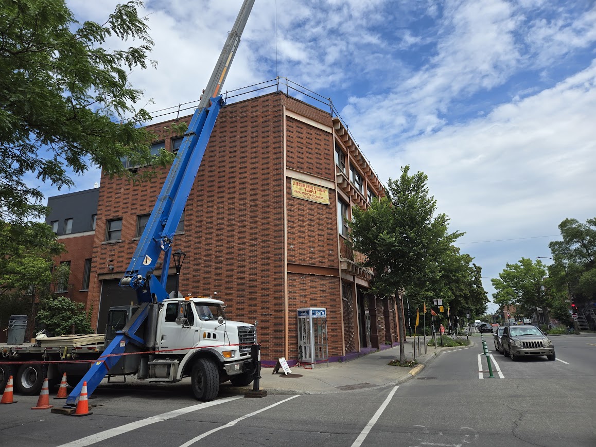 Installation toiture plate commerciale Montréal avec grue