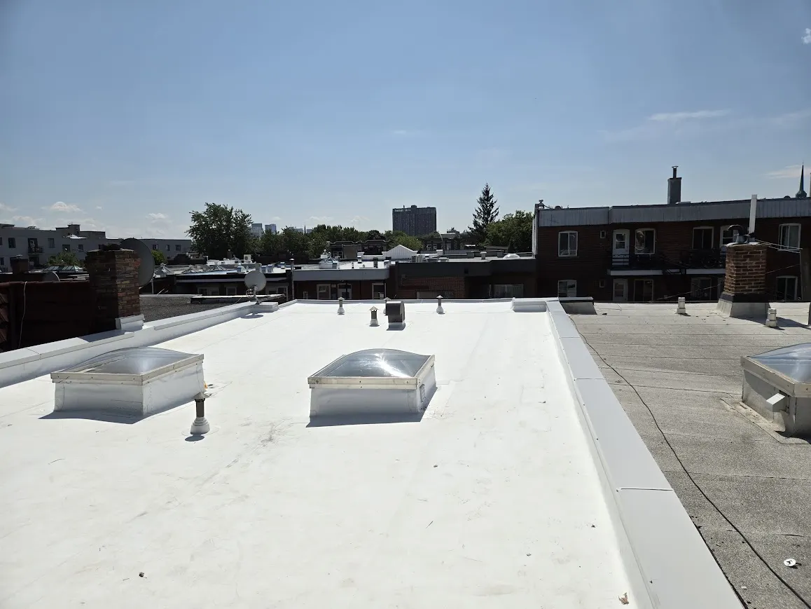 Toit plat TPO blanc installé à Montréal par Toiture Direct