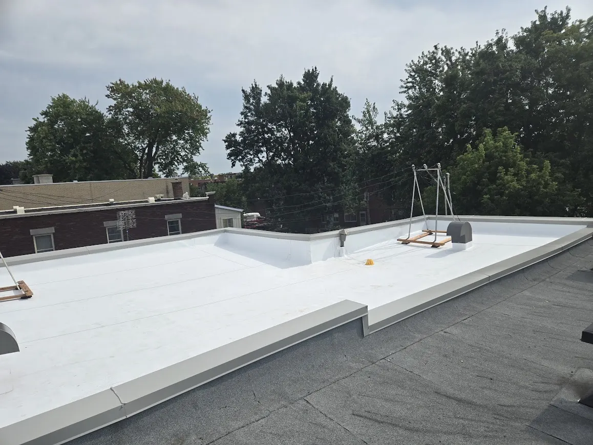 Avant-après toit plat Montréal — ancienne membrane vs TPO neuf
