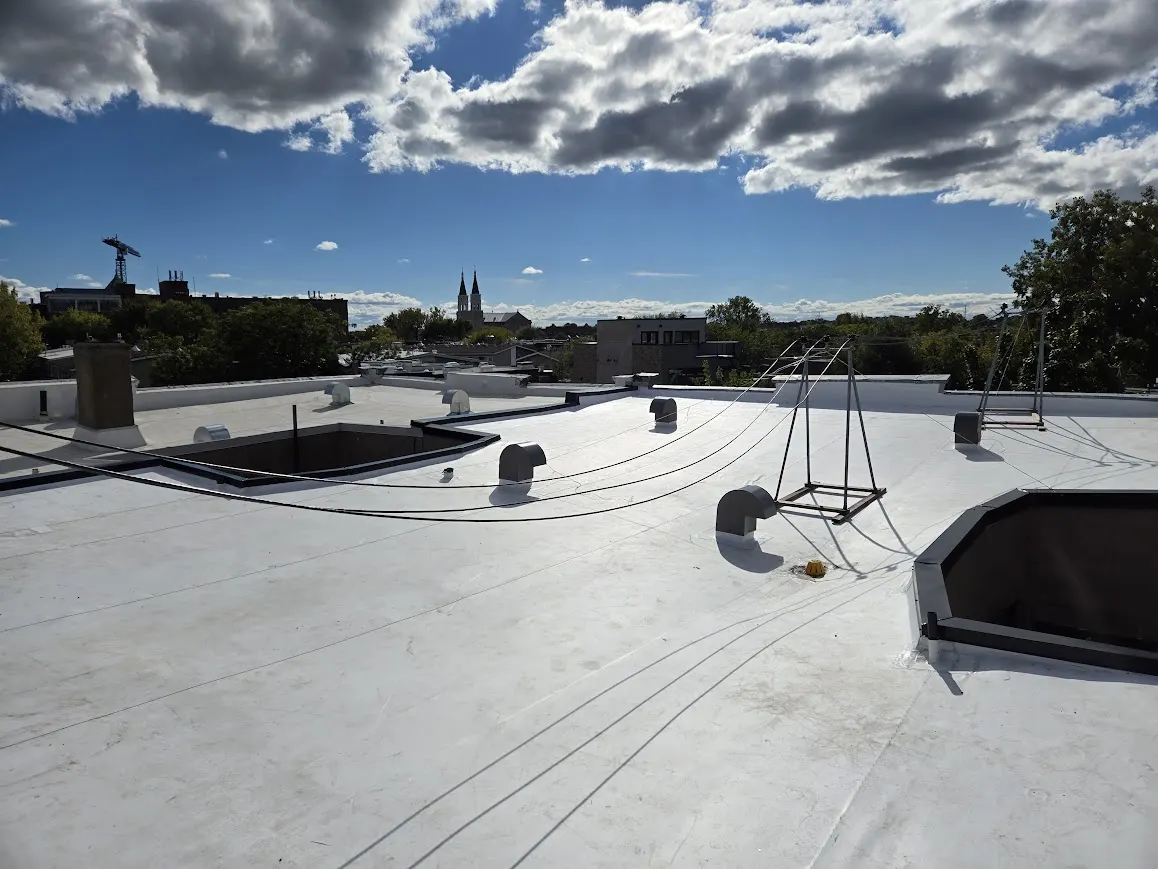 Toit plat commercial Montréal — membrane TPO blanche
