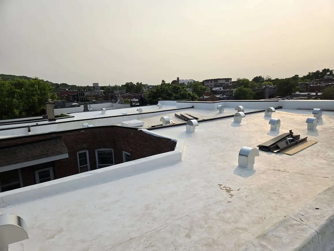Toit blanc multi-niveaux Montréal